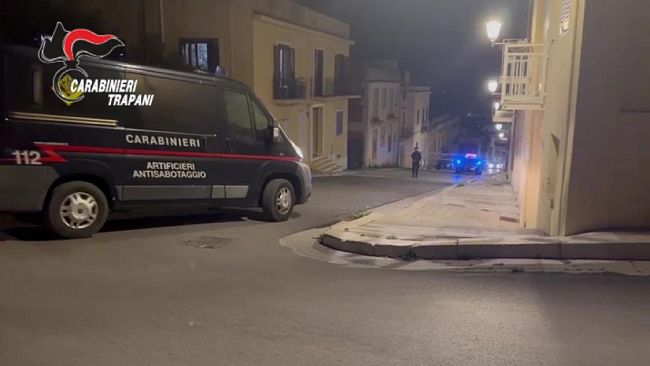 Allarme auto bomba, intervengono gli artificieri dell’arma
