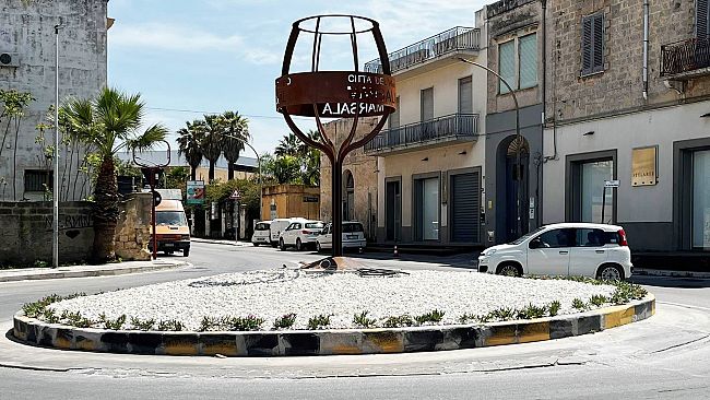 un-grande-calice-svetta-sulla-via-trapani-la-nuova-installazione-divide-marsala