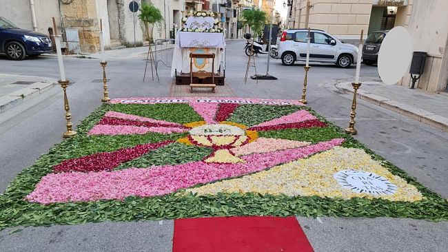 Corpus Domini, dopo due anni una lunga processione per le vie del paese