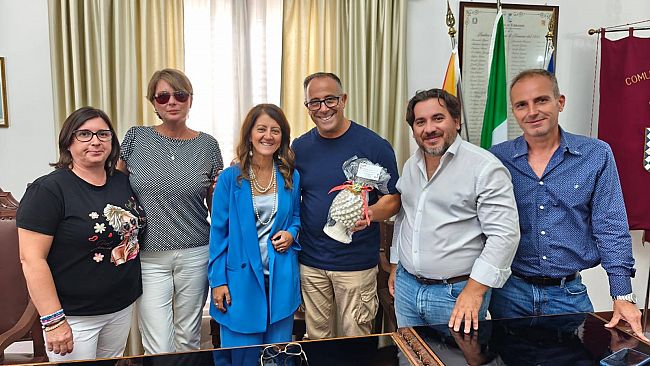 Terrasini, la nuova dirigente dell'istituto Papa Giovanni XXIII ricevuta dal sindaco Maniaci