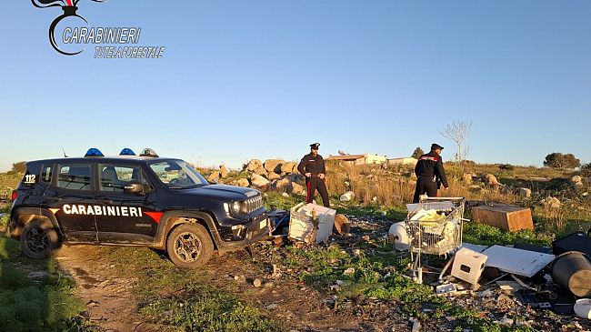 smaltiva-rifiuti-speciali-abbandonandoli-in-periferia-denunciato-54enne