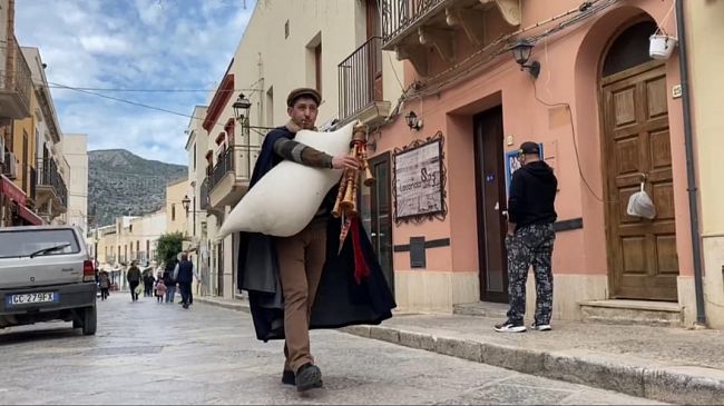 Zampognari, concerti e feste in piazza alle Egadi per celebrare il 2024
