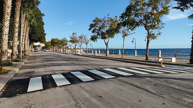 mazara-in-fase-di-collocazione-nuove-strisce-pedonali-sul-lungomare-eccole-in-anteprima