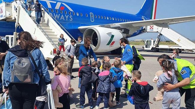 Atterrati all'aeroporto di Birgi 63 orfani dall'Ucraina