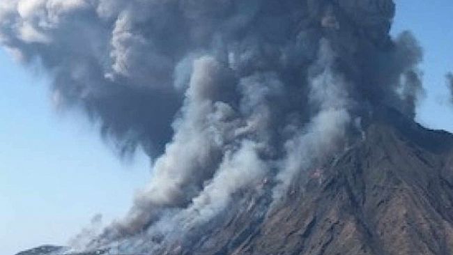 Stromboli, improvvisa eruzione. Morto un escursionista. Panico.