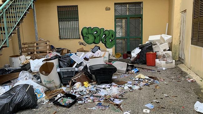 L’Agenzia delle Entrate trasloca e nessuno ripulisce il sito dai rifiuti abbandonati