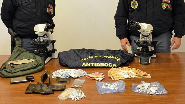 Spacciava dagli arresti domiciliari cocaina e hashish. Arrestato dalla Polizia
