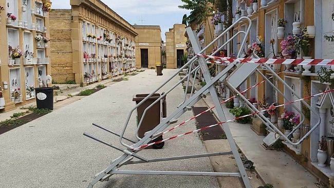 Mazara, cimitero comunale, ancora un anziano ferito a causa rottura di una scala movibile in ferro