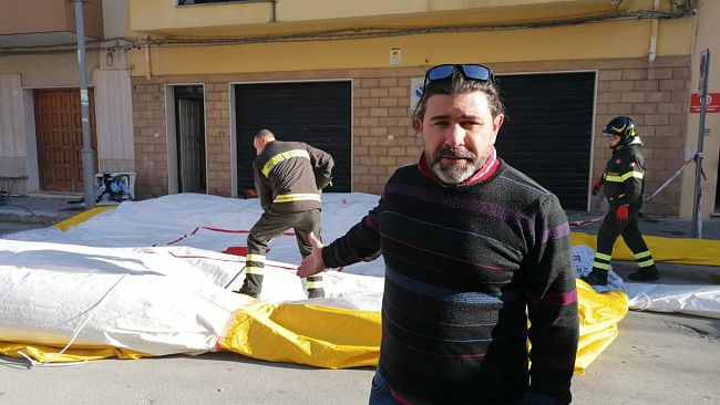 VIDEO – Mazara, donna minaccia di gettarsi dal secondo piano. Messa in salvo
