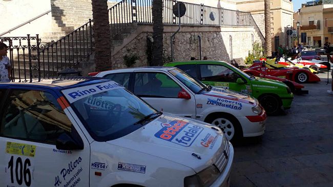e-stato-presentato-il-15-slalom-automobilistico-citta-internazionale-dei-marmi-custonaci-in-esposizione-le-auto-da-corsa-della-scuderia-trapani-corse