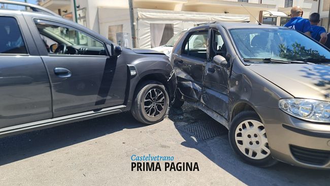 Incidente all'incrocio tra via Toti e via Caracci: una donna al Pronto Soccorso