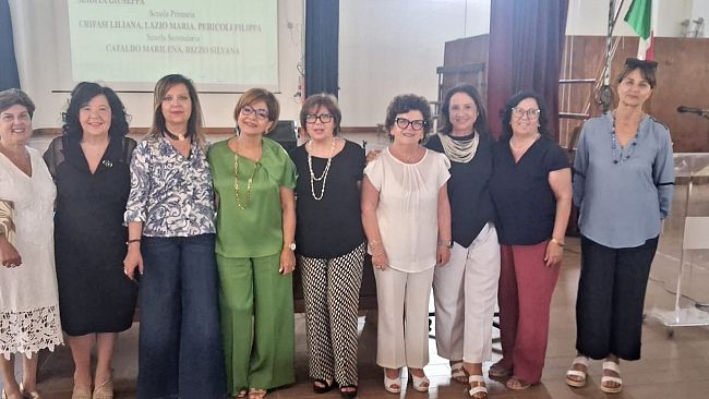 omaggio-alle-docenti-dellic-di-matteo-che-questanno-concludono-il-loro-percorso-professionale