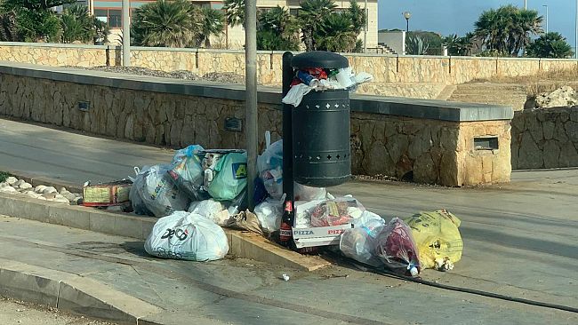 Rifiuti e balle di fieno per strada: è caos a Lido Valderice