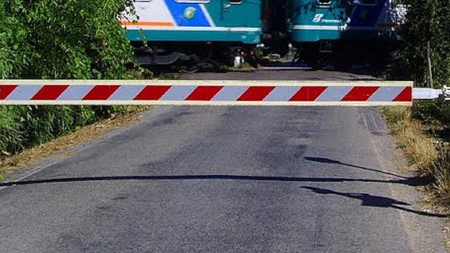 Castelvetrano. Uomo danneggia sbarre del passaggio a livello. Denunciato