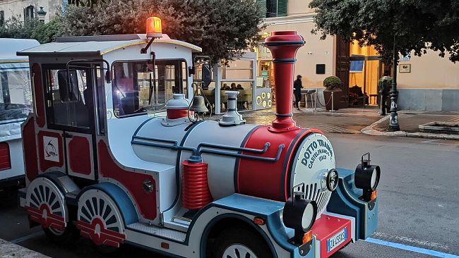Natale Mediterraneo 2021, casetta di Babbo Natale e trenino ATM operativi