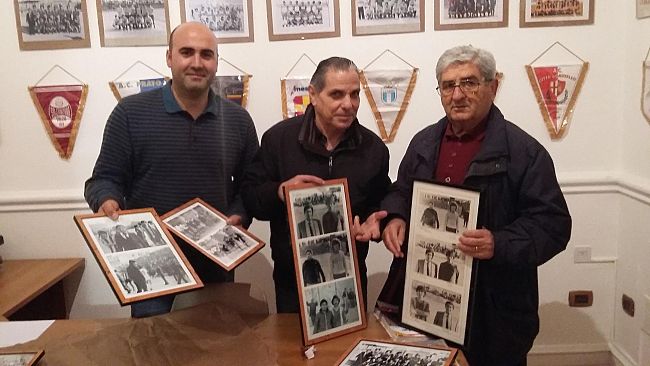 L`ex allenatore del Mazara Pietro Vellutato rende visita alla nuova sede gialloblu e dona foto storiche