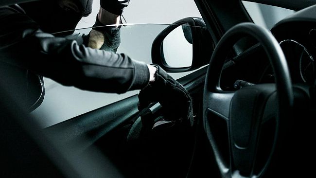 Mazara, Rubata borsa dentro un’auto. Polizia a caccia del malvivente