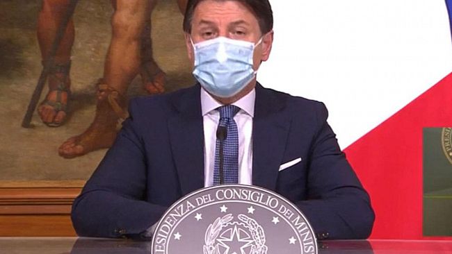 Conte: «Due persone potranno visitare amici e parenti». I nuovi provvedimenti del Governo