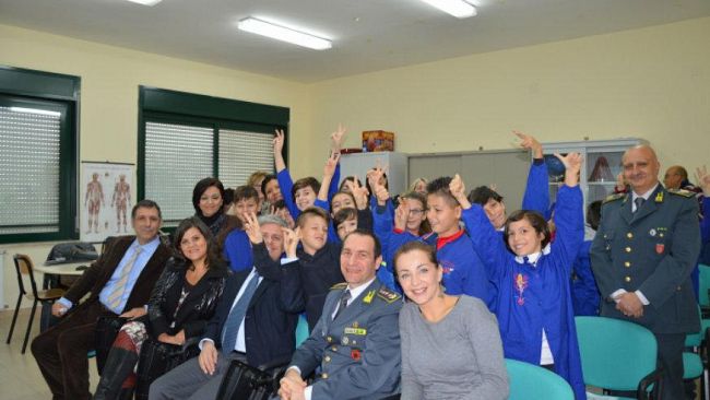 TRAPANI – Emozioni oggi tra i bimbi della scuola Marconi per la consegna ufficiale del premio per il progetto Se sei Bullo non Balli