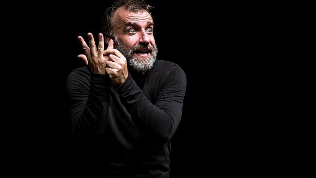 ORESTIADI di Gibellina: domani, sabato 13 luglio, “torna” a Gibellina dopo 50 anni dalla prima edizione  Mistero buffo di DARIO FO, diretto e interpretato da Ugo Dighero