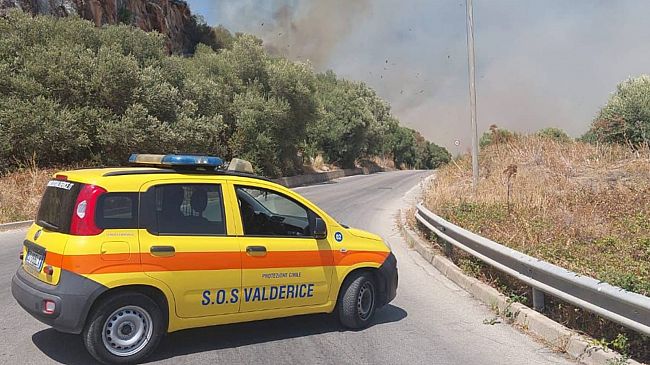 Valderice, strada chiusa causa incendio