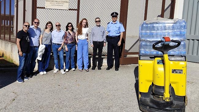 ​Parte il progetto “Sete di dignità” dal carcere di Castelvetrano. Donata la prima pedana d’acqua