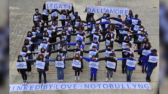 Bullismo e cyberbullismo: la scuola Pappalardo si tinge di blu 