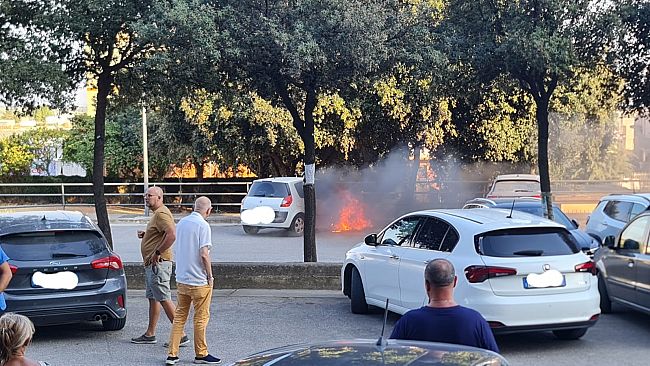 A fuoco una vettura nel parcheggio dell'ospedale di Castelvetrano