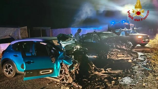 ​Cinque feriti nel violento scontro tra due auto e uno scooter