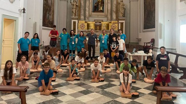 Mazara, i bambini del Grest in Cattedrale imparano le manovre salvavita con medici e volontari