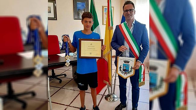 ​Nuoto, il giovane atleta valdericino ricevuto dal sindaco Stabile