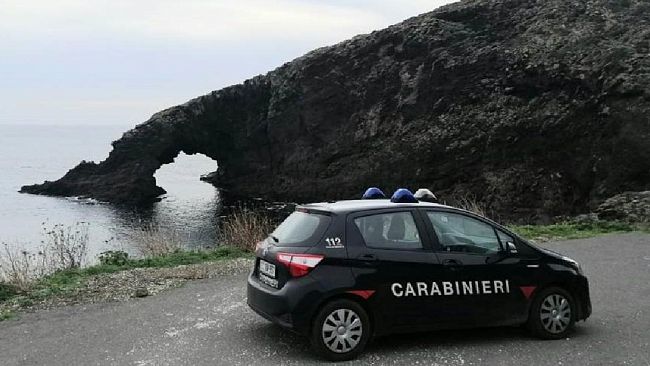 Pantelleria. Droga e cartelli stradali in casa. Arrestato 26enne dai Carabinieri
