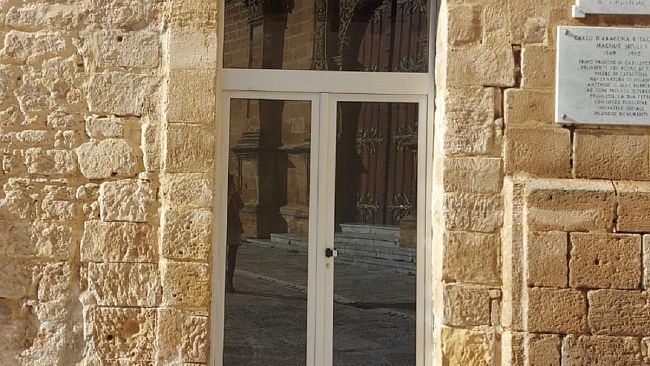 Sostituiti i vetri delle porte di palazzoPignatelli che erano state vandalizzate