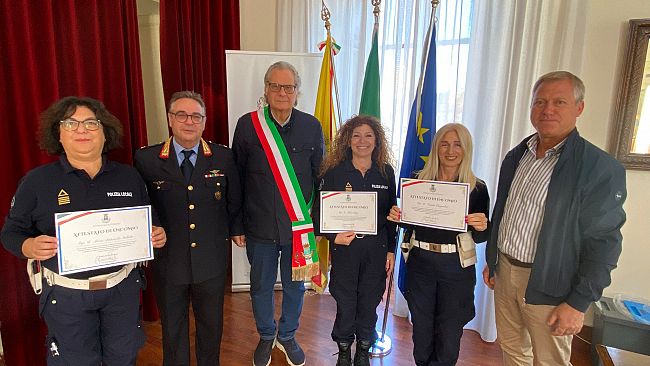 il-sindaco-lentini-consegna-un-pubblico-encomio-a-tre-agenti-della-polizia-locale
