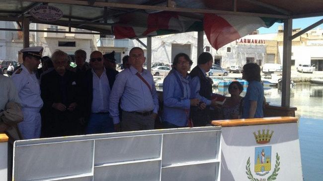 Inaugurata la nuova chiatta. Restano relitti ed altri disastri nel porto canale