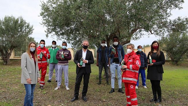 La Cooperativa Badia Grande dona olio al comune di Trapani