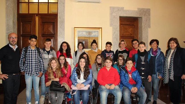 In visita al Comune gli alunni del Plesso Fornara. A riceverli in Sala Giunta gli assessori Cerniglia e Barraco