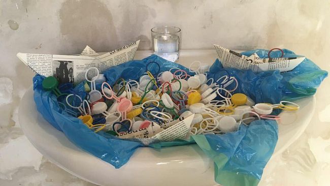Egadi, l’arte lancia un nuovo monito contro l’inquinamento da plastica in mare
