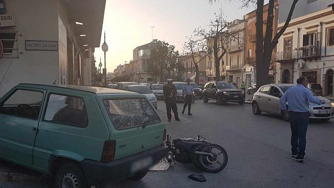 VIDEO – Incidente in C/so V. Veneto. Automobilista scappato a piedi. 16enne ferito.
