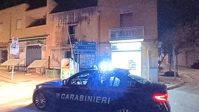 Valderice, ruba ai distributori automatici e minaccia il titolare. Arrestato 