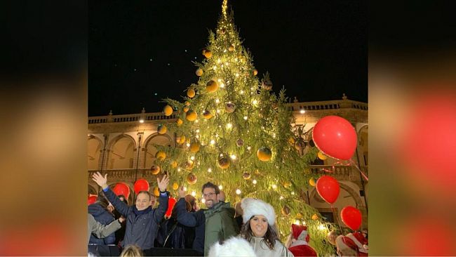 Mazara, acceso l'albero di Natale in piazza della Repubblica. Al via programma