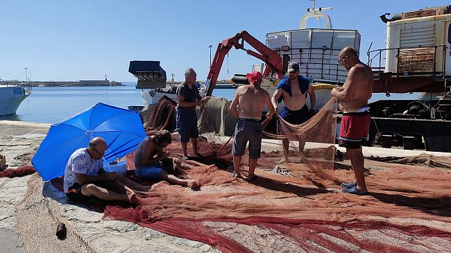Porto di Mazara, foto di pescatori di Terrasini che 