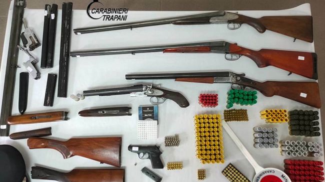 Spara contro la casa del fratello. Arrestato partannese. Aveva arsenale in casa