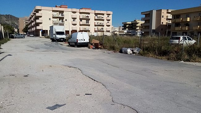 A Trapani un terreno circondato da incuria e inciviltà