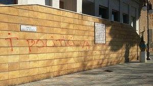 Scritte ignote presso “largo Caduti di Nassirya.  Cristaldi: “grave gesto di arroganza e stupidità”
