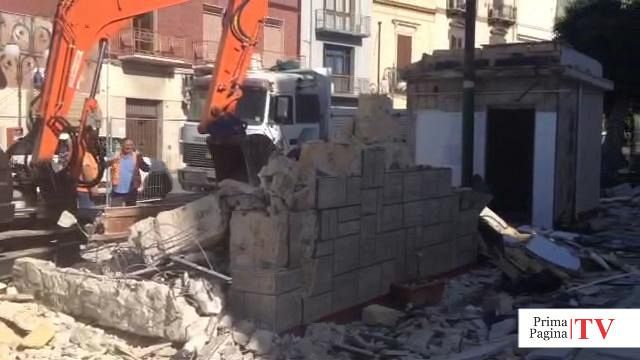 VIDEO – La demolizione dello storico chiosco gelati “Diadema” in piazza Regina