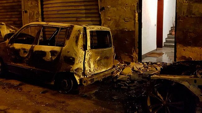 Mazara, due auto in fiamme in via Volta. Incendio doloso?