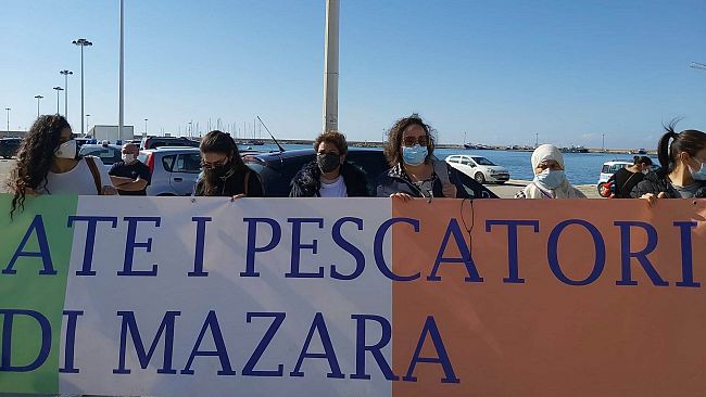 Disperazione delle donne dei pescatori tunisini sequestrati a Bengasi: “non ci è stato concessa la telefonata. I nostri uomini lavorano a Mazara da oltre 30 anni”