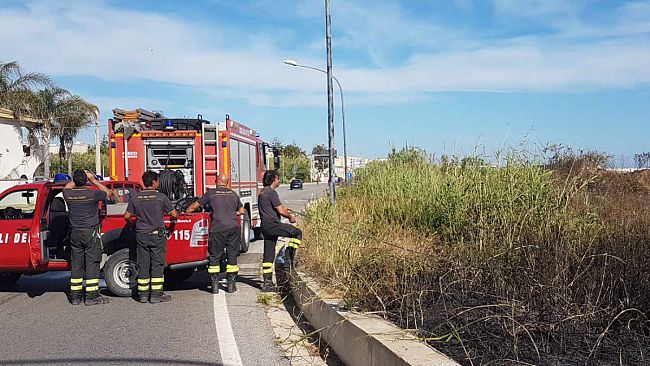 VIDEO – Mazara, incendio presso la “Colmata B”. 2 ettari in fiamme. Natura dolosa?