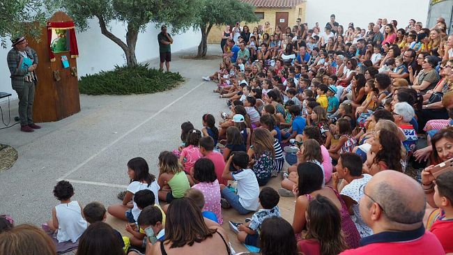 Successo di pubblico per “ Il Principe Ranocchio”, il terzo dei quattro appuntamenti teatrali della rassegna del Festival del teatro di Paglia per bambini e genitori